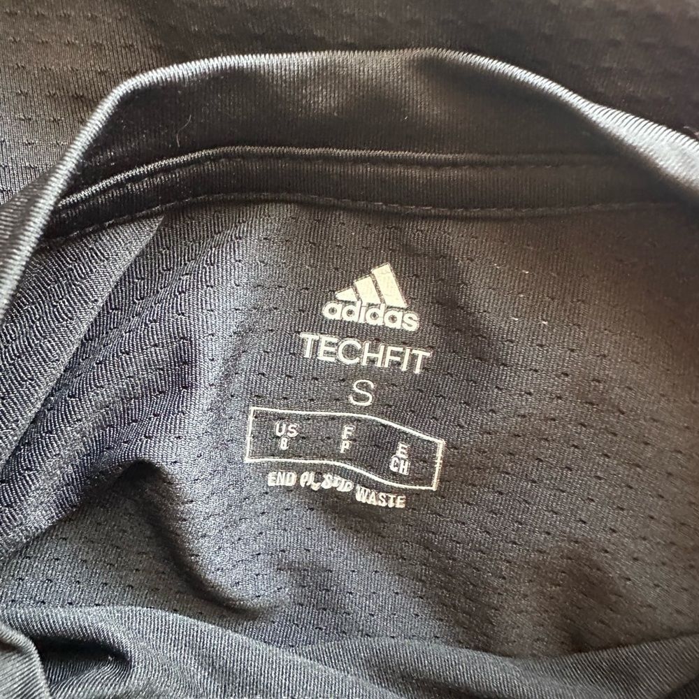 Boys adidas tech shirt and shorts size 8 - Picture 3 of 4